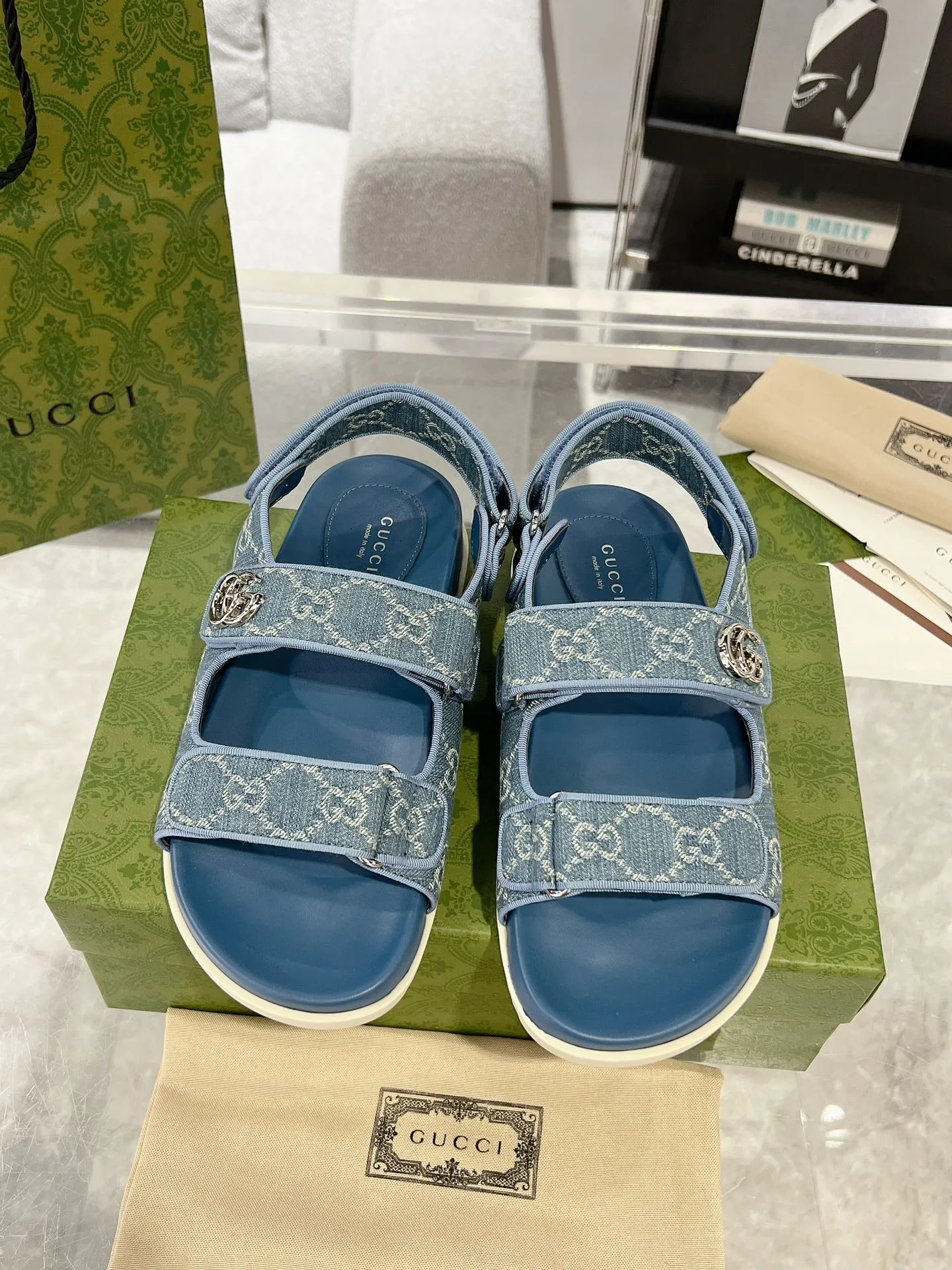 👟👟Ex-factory price 520👟👟 The latest Guccl24ss new product Double G women's Velcro sandals 😎 These flat sandals are designed with Velcro straps, which are modern and sporty, bringing comfort. This accessory is crafted from light blue and ivory white GG denim fabric. The upper straps are decorated with elegant Double G-shaped accessories, showing a unique style. Gucci’s classic presbyopic cloth surface…hot diamond surface…TPU non-slip outsole…ZP molded midsole feet…original metal buckle/rhinestone surface Code number: 35 to 42 (41.42 is custom-made and cannot be returned or exchanged)